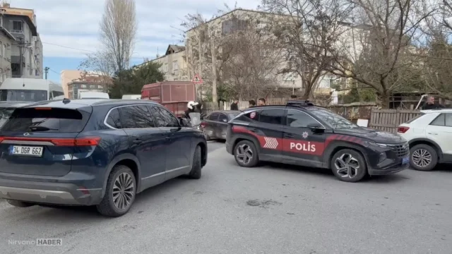 Küçükçekmece'de devriye polislere bıçaklı saldırı: 4'ü polis 6 kişi yaralandı