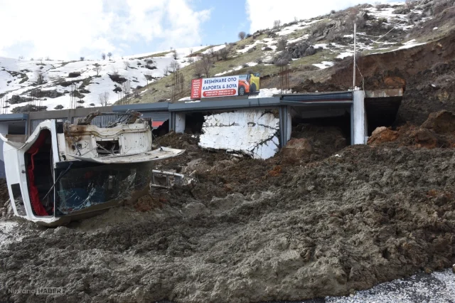 Bitlis'te heyelan: Saatler önce yapılan tahliye olası facianın önüne geçti