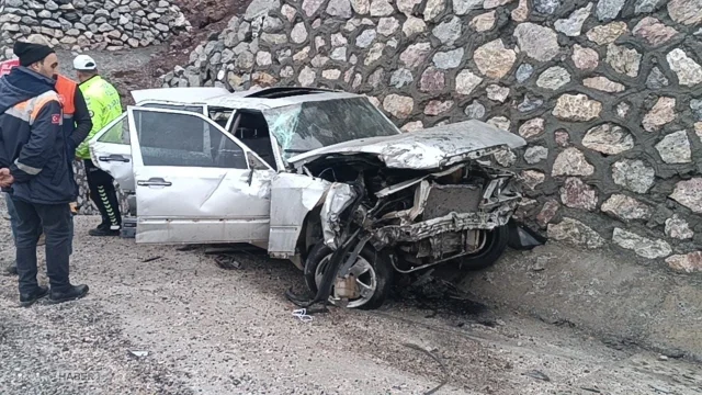Elazığ'da feci kaza: Bariyer ve istinat duvarına çarpan otomobilin sürücüsü hayatını kaybetti