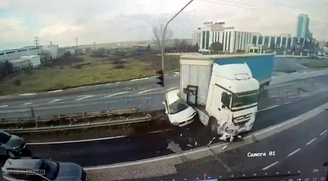 Tekirdağ'da tırın çarptığı otomobilin sürücüsü yaralandı