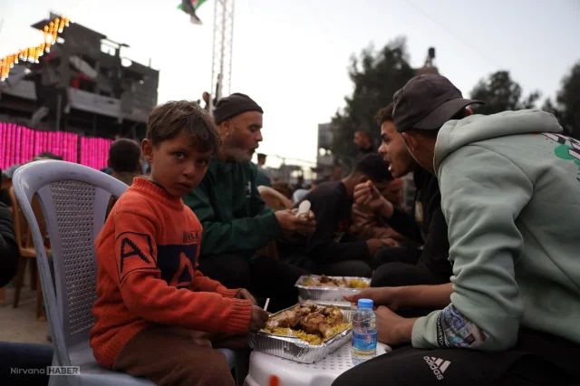 Gazze'de iki yıl sonra bomba sesi olmadan ilk iftar yapıldı