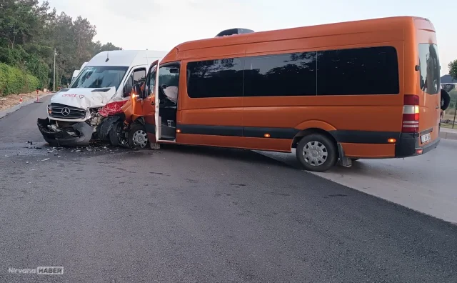 Antalya Serik'te tur minibüsleri çarpıştı: Birçok turist yaralandı