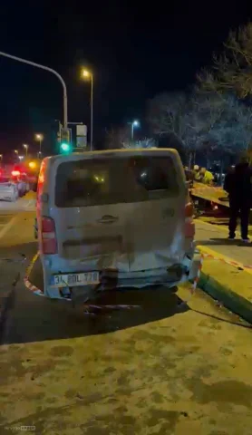 Kartal'da aşırı hız nedeniyle virajı alamayan otomobil takla attı