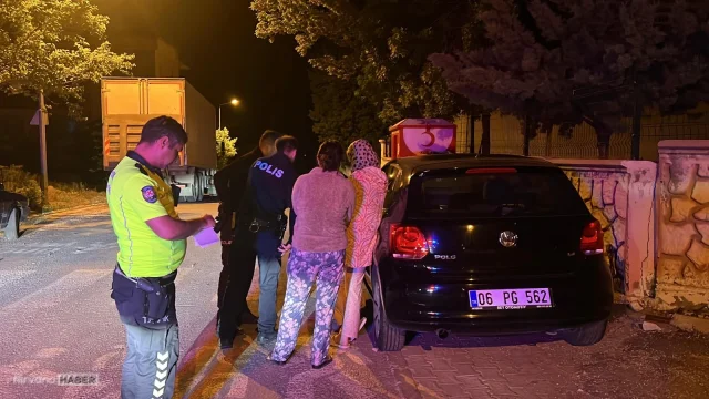 Park halindeki iki otomobile çarptıktan sonra uyurken yakalandı