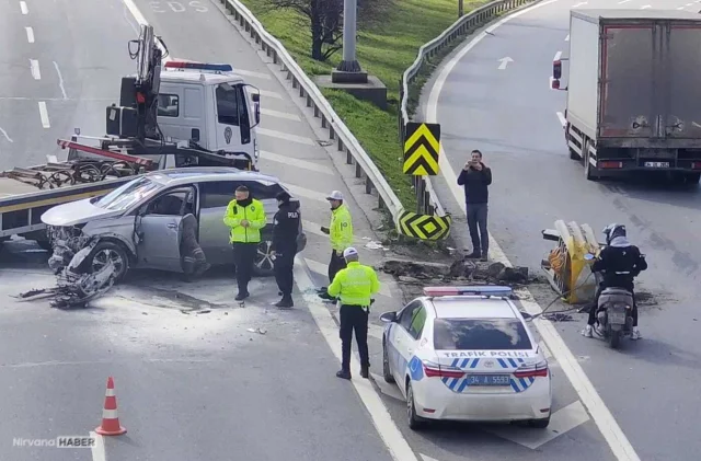 Esenler’de cip refüje çarptı: Sürücü sıkıştı
