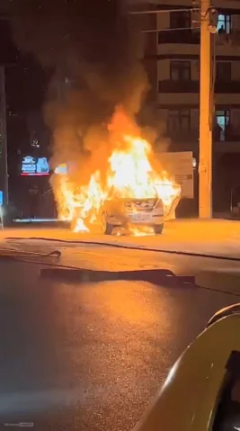 Kocaeli’de seyir halindeki otomobil alev aldı: Araç kullanılamaz hale geldi