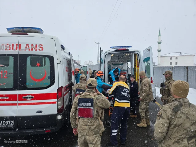 Bingöl'de kontrolden çıkan araçlar takla attı: 1’i ağır 6 yaralı