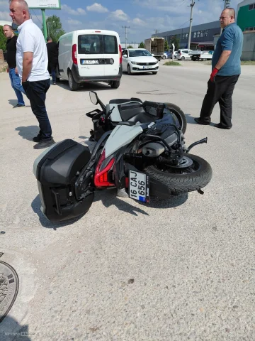 Bursa'da otomobil ile motosiklet çarpıştı: Kaza anı kameraya yakalandı