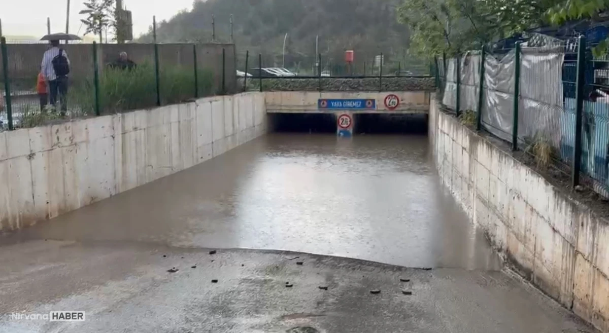 Kırıkkale'de etkili olan sağanak yağış sonrası caddeler sular altında kaldı