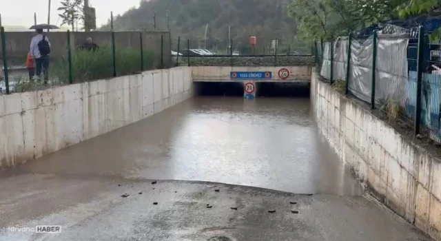 Kırıkkale'de etkili olan sağanak yağış sonrası caddeler sular altında kaldı