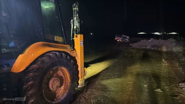 Manisa'da Sel: İki Araç Derede Mahsur Kaldı
