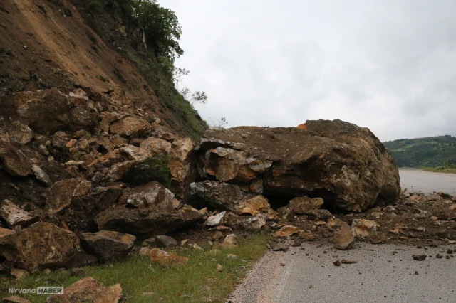 Tokat’ta korkutan heyelan: Yamaçtan kopan kayalar yolu ulaşıma kapattı