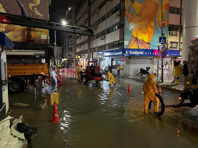 İzmir'de sağanak hayatı felç etti: Alsancak'ta depoları su bastı