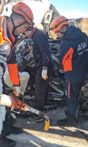 Kayseri'de korkutan anlar! Öğrenci servisi TIR'a çarptı