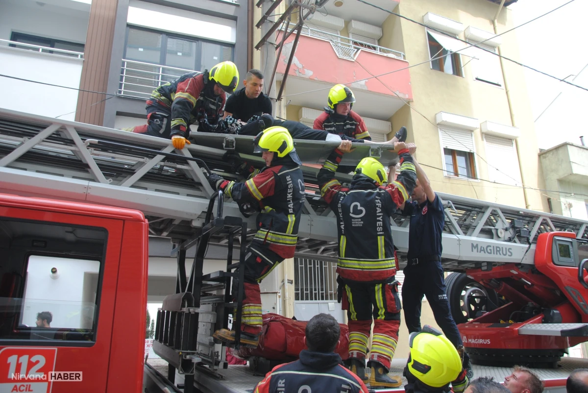 Balıkesir'de apartman boşluğuna bırakılan motosiklet alev alev yandı