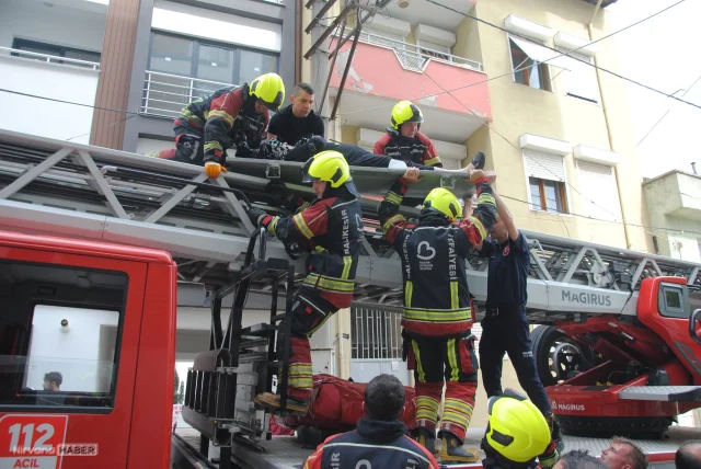 Balıkesir'de apartman boşluğuna bırakılan motosiklet alev alev yandı