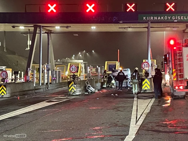 Pendik'te korkunç kaza: Gişelere çarpan araç takla attı