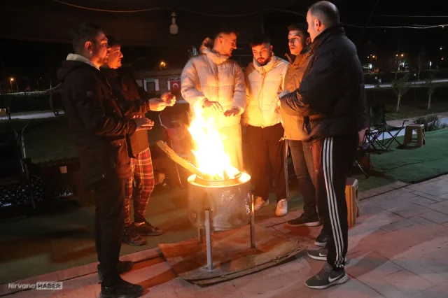 Niksar’da deprem! Bazı binalarda sıva döküldü, vatandaşlar sokakta