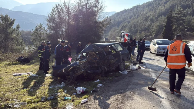 Karabük'te kamyon ile otomobil çarpıştı: 1 kişi hayatını kaybetti