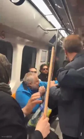 Metroda küfürlü tezahürat kavgası, oklavayla müdahale etti