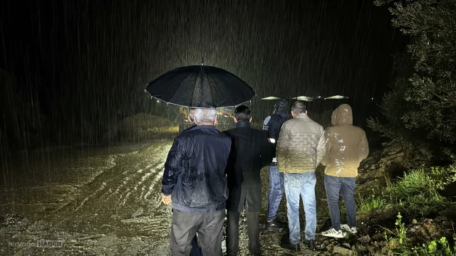 Manisa'da Sel: İki Araç Derede Mahsur Kaldı