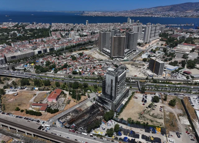 İzmir'de Yangın Sonrası Hastane Yeniden Faaliyette