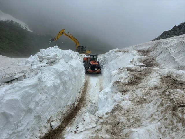 Rize'nin Eğrisu Yaylası'nda Karla Mücadele Çalışmaları Devam...