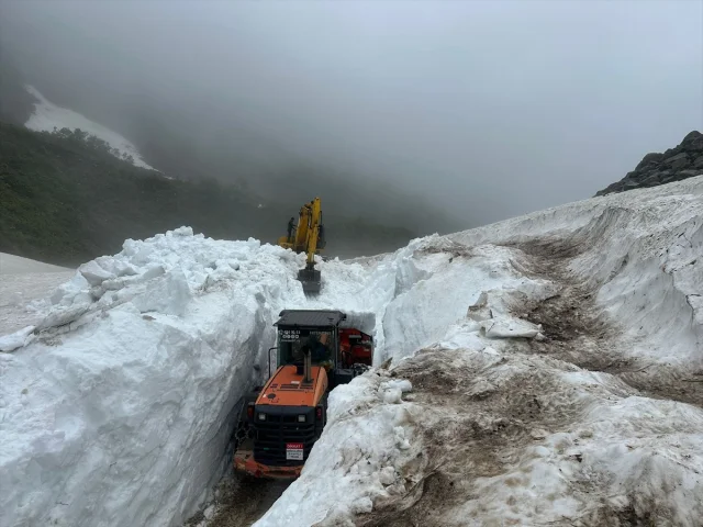 Rize'nin Eğrisu Yaylası'nda Karla Mücadele Çalışmaları Devam Ediyor