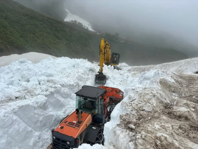 Rize'nin Eğrisu Yaylası'nda Karla Mücadele Çalışmaları Devam Ediyor