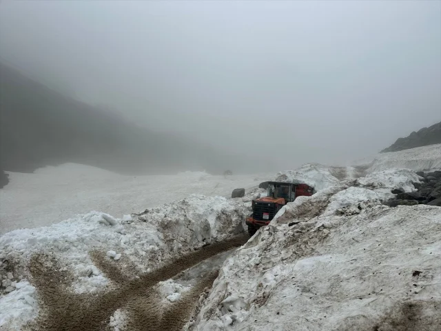 Rize'nin Eğrisu Yaylası'nda Karla Mücadele Çalışmaları Devam Ediyor