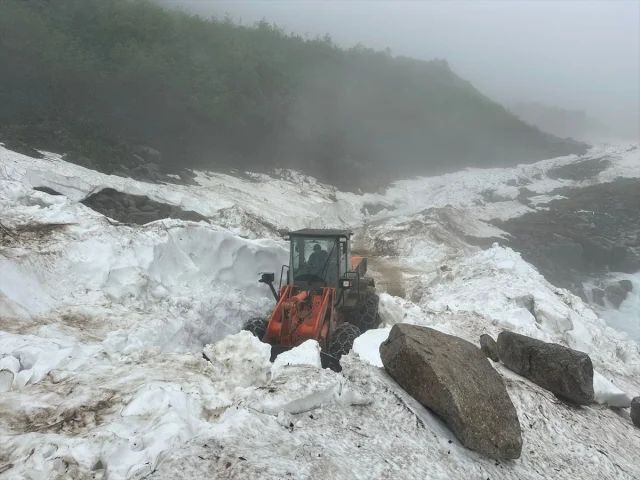 Rize'nin Eğrisu Yaylası'nda Karla Mücadele Çalışmaları Devam Ediyor