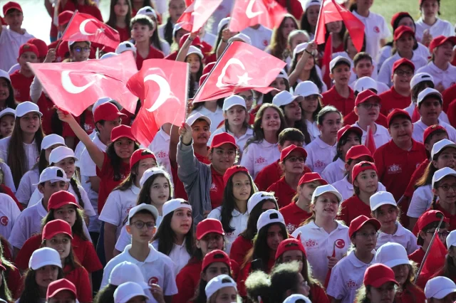 İstanbul'da Enstrümansız Okulların Çocuk Şenliği Coşkusu