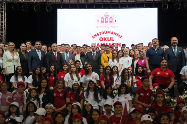 İstanbul'da Enstrümansız Okulların Çocuk Şenliği Coşkusu