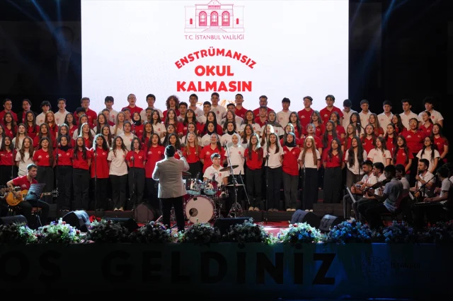 İstanbul'da Enstrümansız Okulların Çocuk Şenliği Coşkusu
