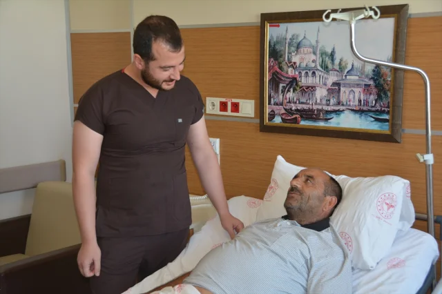 Bitlis'te Başarıyla Gerçekleştirilen Ameliyatla Dev Böbrek K...