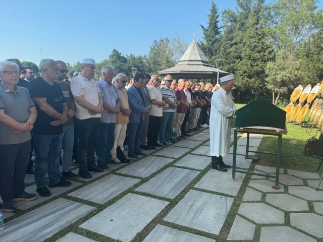 Türk Halk Müziğinin Bağlama Üstadı Mehmet Erenler Son Yolculuğuna Uğurlandı