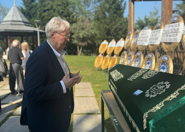Türk Halk Müziğinin Bağlama Üstadı Mehmet Erenler Son Yolculuğuna Uğurlandı