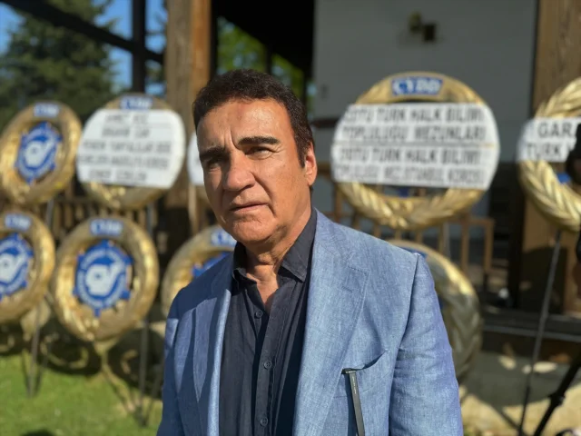 Türk Halk Müziğinin Bağlama Üstadı Mehmet Erenler Son Yolculuğuna Uğurlandı