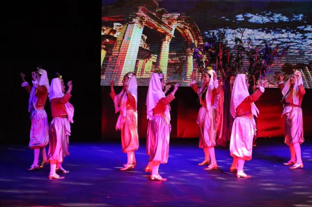 Uşak'ta Renkli Dans Gösterisi: 80 Öğretmen Bir Arada