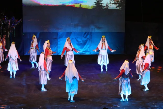 Uşak'ta Renkli Dans Gösterisi: 80 Öğretmen Bir Arada