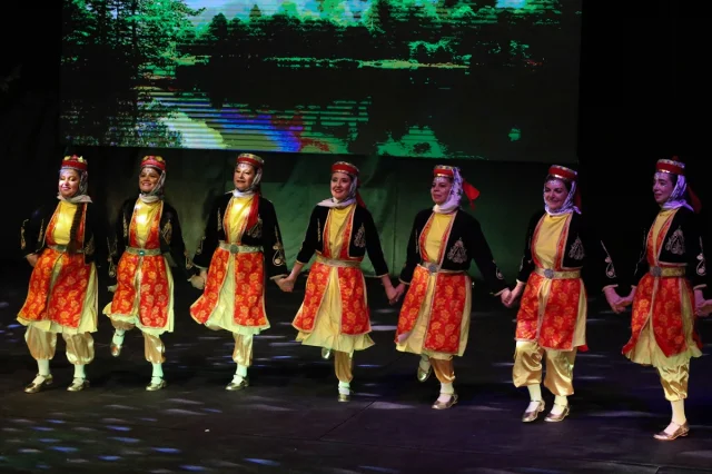 Uşak'ta Renkli Dans Gösterisi: 80 Öğretmen Bir Arada