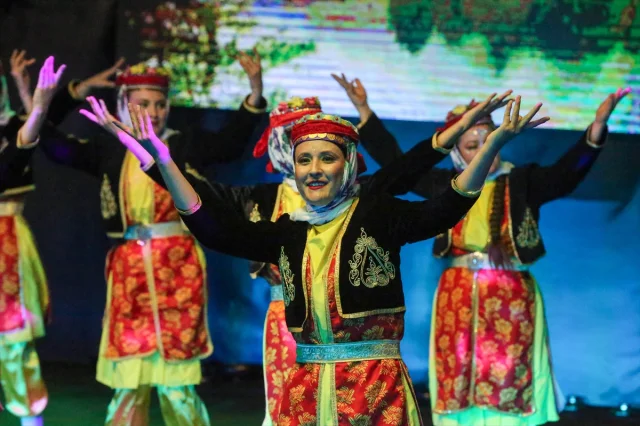 Uşak'ta Renkli Dans Gösterisi: 80 Öğretmen Bir Arada