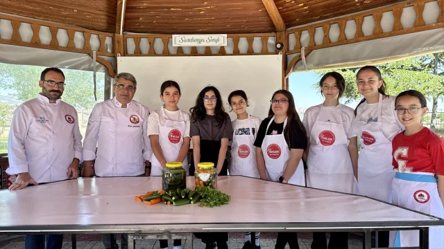 Kırşehirli Öğrenciler Gastronomi Serasında Turşu Yapmayı Deniyor