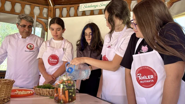Kırşehirli Öğrenciler Gastronomi Serasında Turşu Yapmayı Deniyor