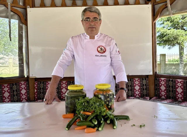 Kırşehirli Öğrenciler Gastronomi Serasında Turşu Yapmayı Deniyor