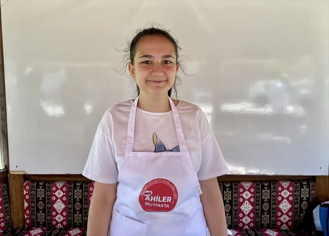 Kırşehirli Öğrenciler Gastronomi Serasında Turşu Yapmayı Deniyor