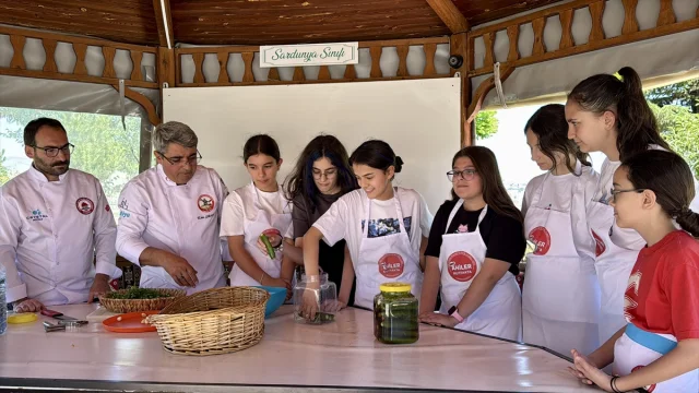 Kırşehirli Öğrenciler Gastronomi Serasında Turşu Yapmayı Deniyor