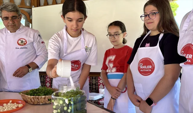 Kırşehirli Öğrenciler Gastronomi Serasında Turşu Yapmayı Deniyor