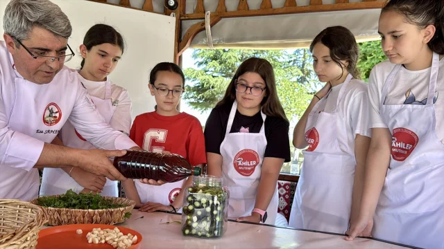 Kırşehirli Öğrenciler Gastronomi Serasında Turşu Yapmayı Deniyor