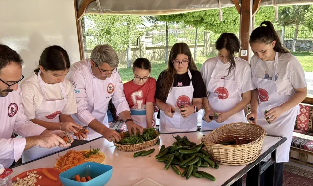 Kırşehirli Öğrenciler Gastronomi Serasında Turşu Yapmayı Deniyor